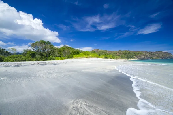 Strand en tropische zee — Stockfoto