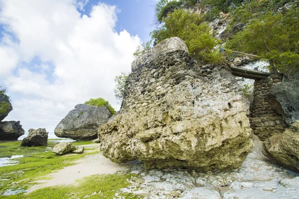 Küste mit Felsen — Stockfoto