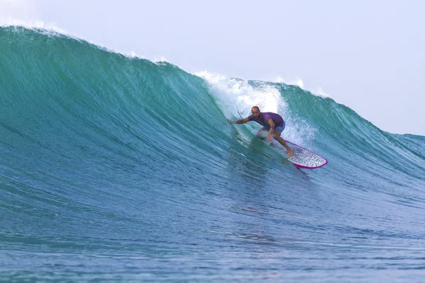 Surfista na onda — Fotografia de Stock