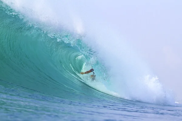 Surfista na onda — Fotografia de Stock