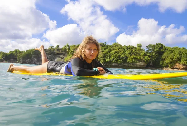 Surfista femenina —  Fotos de Stock