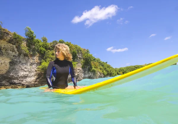 Surfista femenina —  Fotos de Stock