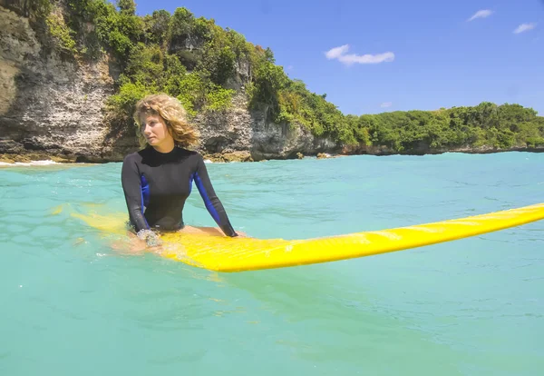 Surfista femenina — Foto de Stock