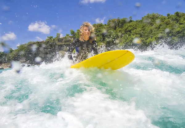 Surfista en onda —  Fotos de Stock