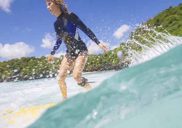 Surfista donna — Foto Stock