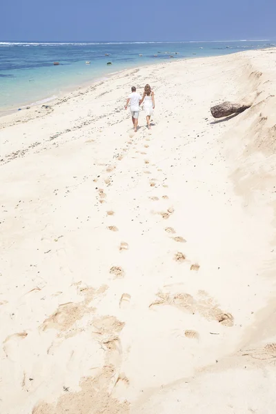 Par elskere på stranden - Stock-foto