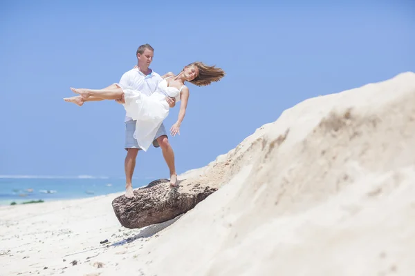 Paar liefhebbers op strand — Stockfoto