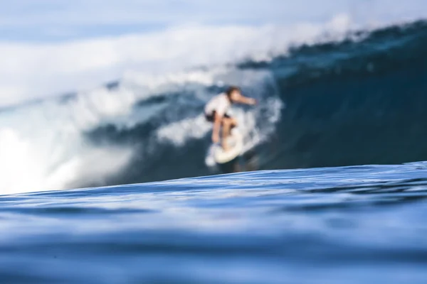 Surfista na onda — Fotografia de Stock