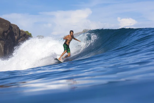 Surfista na onda — Fotografia de Stock