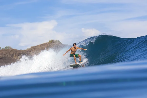 Surfista na onda — Fotografia de Stock