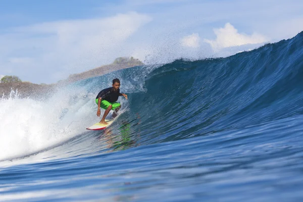 Surfista na onda — Fotografia de Stock