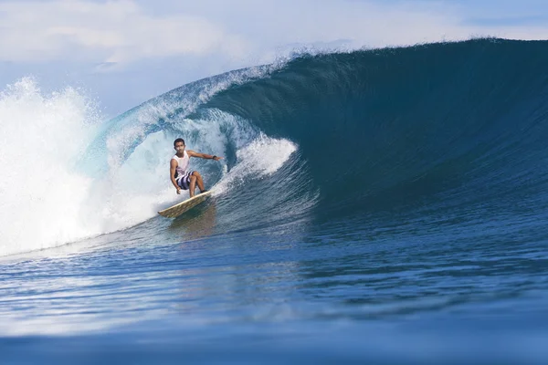 Mężczyzna surfer — Zdjęcie stockowe