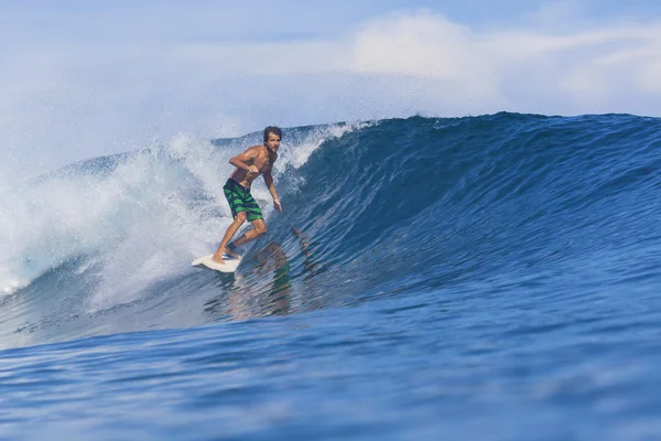 Surfista na onda — Fotografia de Stock