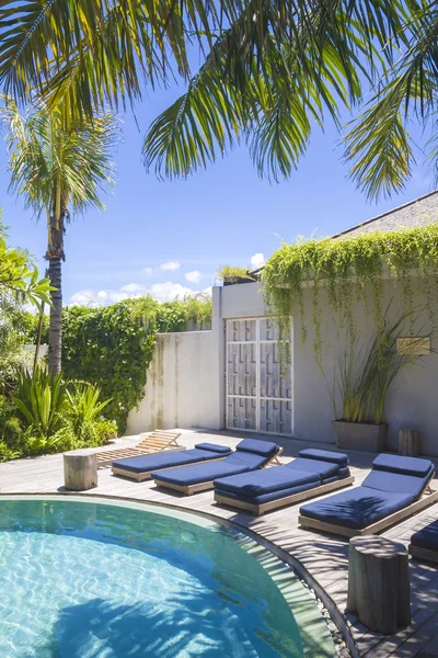 Piscina e pátio em ambiente tropical — Fotografia de Stock