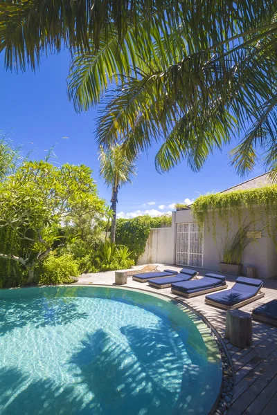 Bazén a terasa v tropickém prostředí — Stock fotografie
