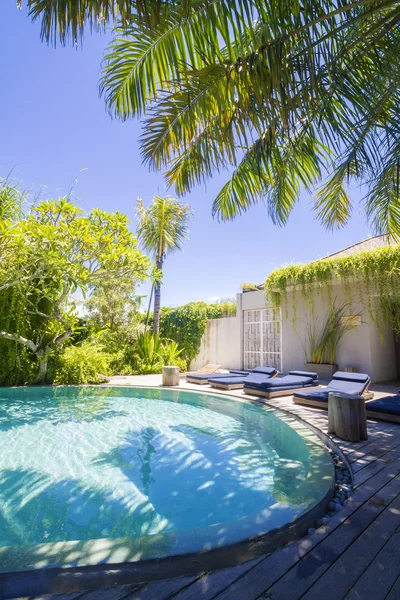 Piscina e pátio em ambiente tropical — Fotografia de Stock