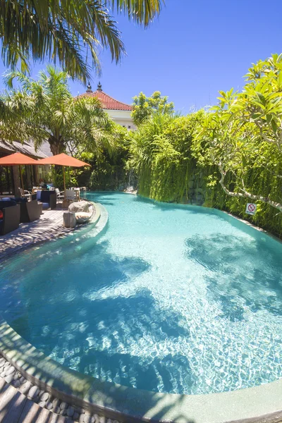 Bazén a terasa v tropickém prostředí — Stock fotografie