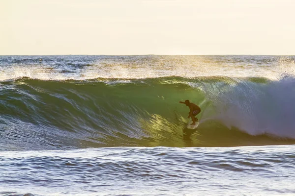Surfující na vlně — Stock fotografie
