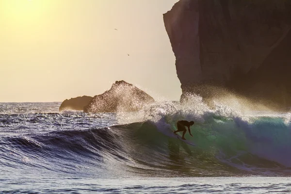 Surfer auf der Welle — Stockfoto