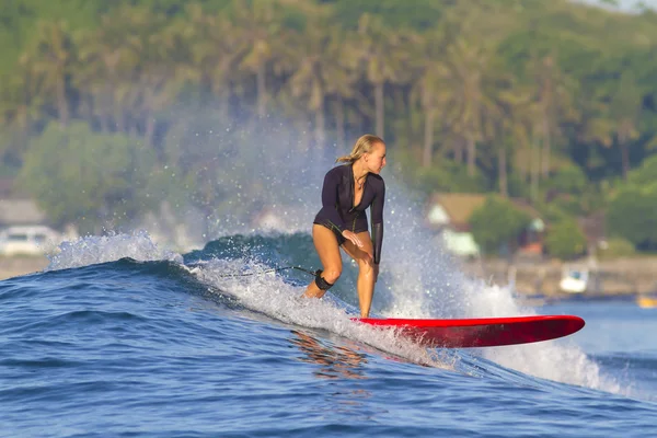 Surfer dziewczyna — Zdjęcie stockowe