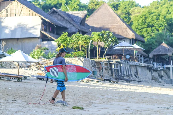 Surfare med hans surfingbräda — Stockfoto