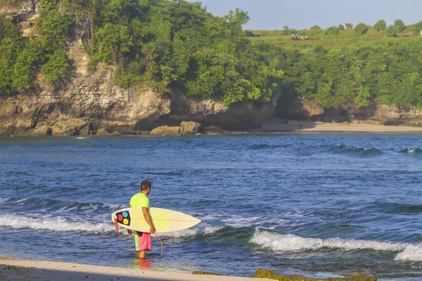 Surfeur avec sa planche de surf — Photo