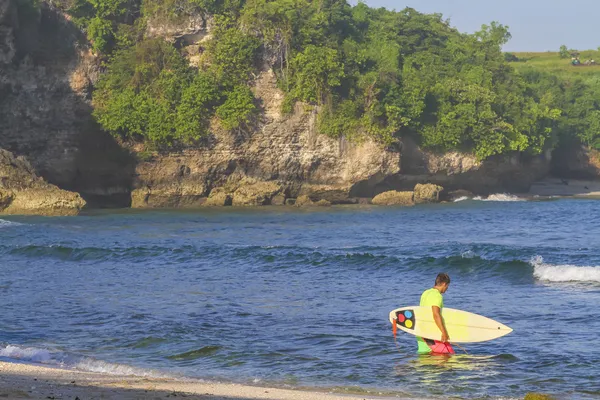 Surfař s jeho Surf — Stock fotografie