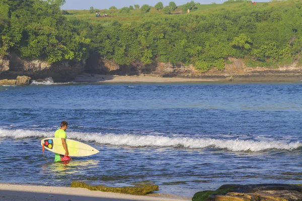 Surfare med hans surfingbräda — Stockfoto