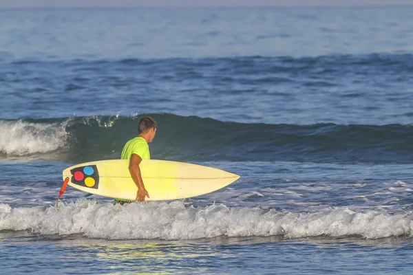 Surfař s jeho Surf — Stock fotografie