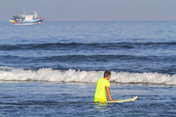 Sörfçü onun surfboard ile — Stok fotoğraf