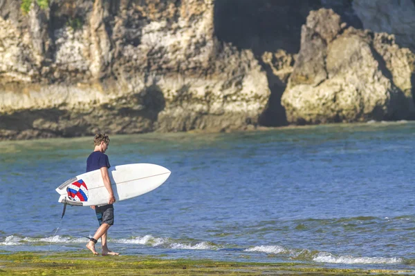 Surfař s jeho Surf — Stock fotografie