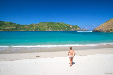 Kumsalda genç bir kadın