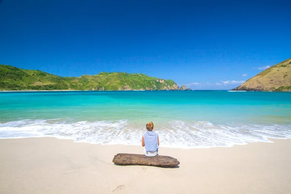 Girl on the beach — Stock Photo, Image