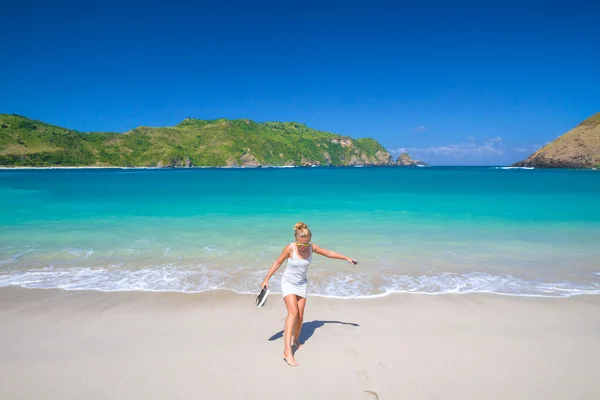 Mladá žena chůze na pláž — Stock fotografie