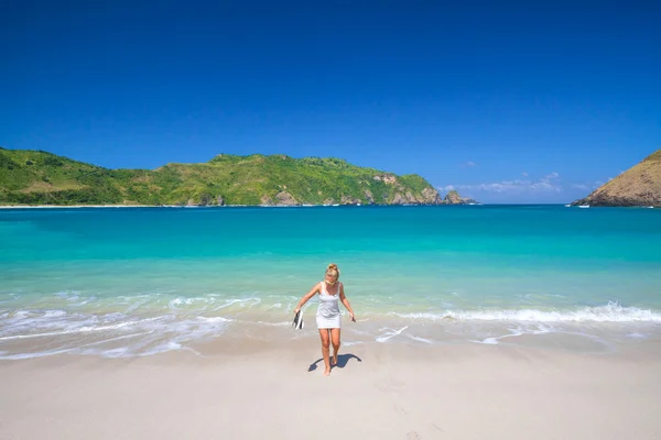 Kumsalda yürüyen genç bir kadın — Stok fotoğraf