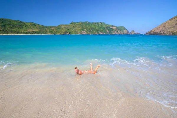 Junge Frau im Bikini schwimmt im klaren Wasser — Stockfoto