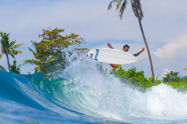 Szörfözés a hullám. Bali szigetén. Indonézia. — Stock Fotó