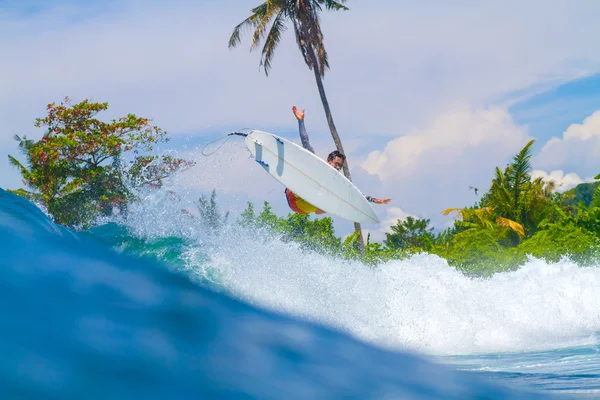 A surfar uma onda. Ilha Bali. Indonésia . — Fotografia de Stock