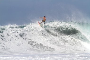 Bali, Endonezya - Haziran 2013: Brezilyalı yanlısı sörfçü gabriel Medine