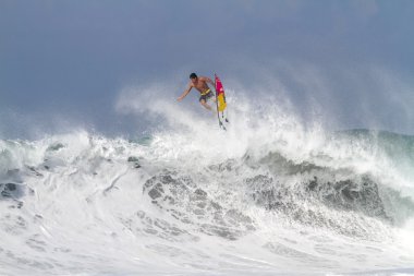 Bali, Endonezya - Haziran 2013: Brezilyalı yanlısı sörfçü gabriel Medine