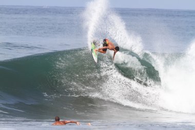 Bali, Endonezya - Haziran 2013: Brezilyalı yanlısı sörfçü gabriel Medine