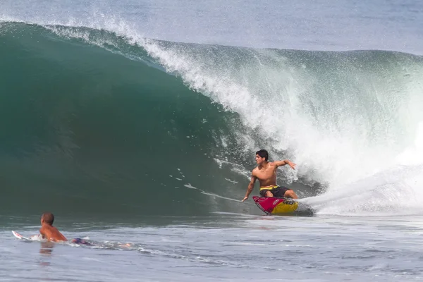 Бали, Индонезия - июнь 2013: Бразильский профессиональный серфер Габриэль Медина — стоковое фото