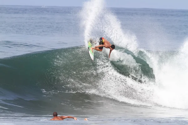 Bali, Indonesia - kesäkuu. 2013: Brasilian pro surffaaja Gabriel Medina — kuvapankkivalokuva