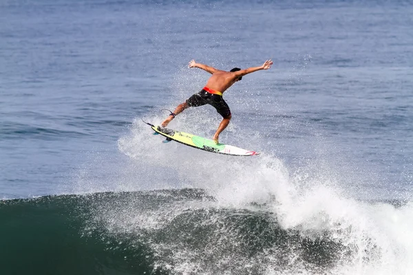 Bali, Indonesië - jun. 2013: Braziliaanse pro surfer gabriel medina — Stockfoto