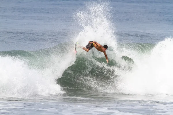 Bali, Indonesië - jun. 2013: Braziliaanse pro surfer gabriel medina — Stockfoto