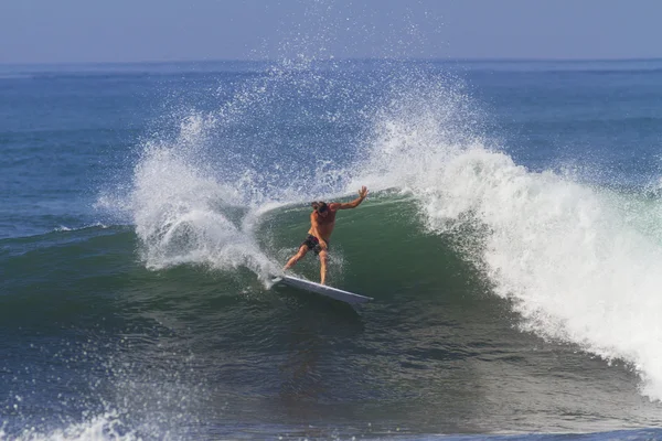 Surfista na onda — Fotografia de Stock