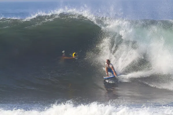 Surfista en onda — Foto de Stock
