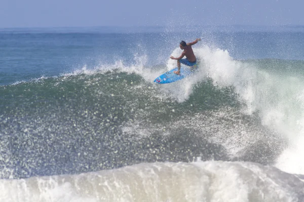 Surfista na onda — Fotografia de Stock