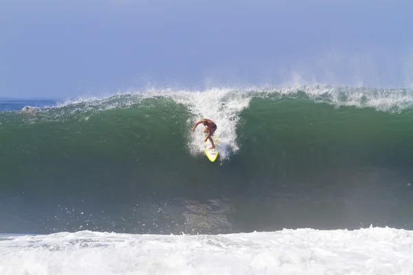 Surfista na onda — Fotografia de Stock