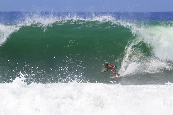 Surfista na onda — Fotografia de Stock